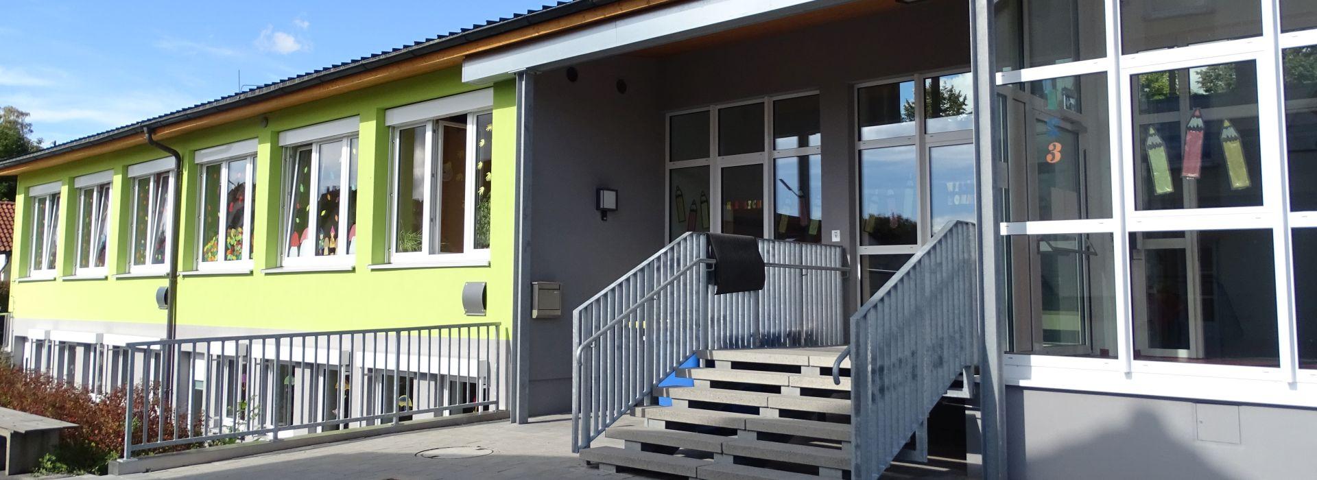 Aussenansicht Kita und Grundschule